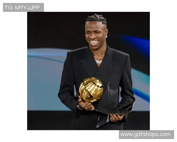 哪个足球明星加盟美国联赛引发球迷热议与期待