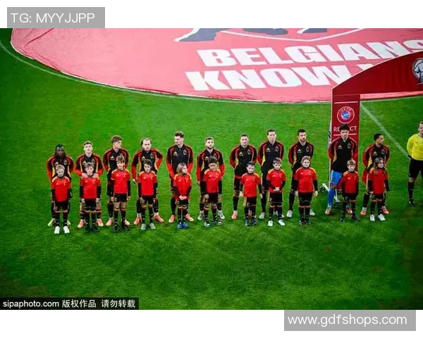 足球明星与孩子的温馨时光:亲子互动中的爱与成长 足球明星与孩子的温馨时光:亲子互动中的爱与成长