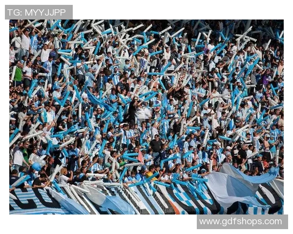 足球明星妻子华丽亮相赛场瞬间展现风采与魅力的精彩瞬间合集